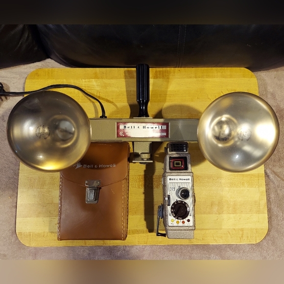 1950S BELL & HOWELL 8MM CAMERA & HAND-HELD LIGHT BAR FOR INDOOR PROJECTOR MOVIES - Picture 2 of 14